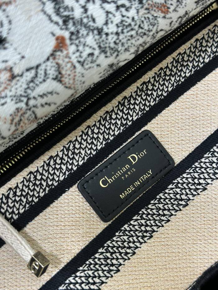 Handbag Dior M0565 size 24 x 20 x 11 cm