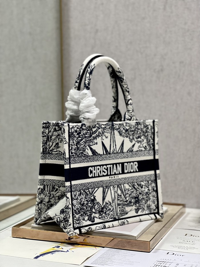 Handbag Dior 1265 size 26.5×21×14 cm