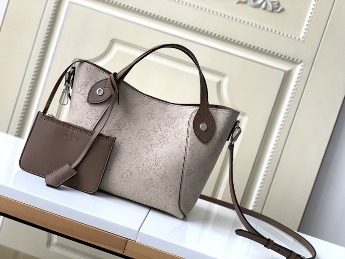 Handbag Louis Vuitton M54351 size 23 x 21 x 13 cm