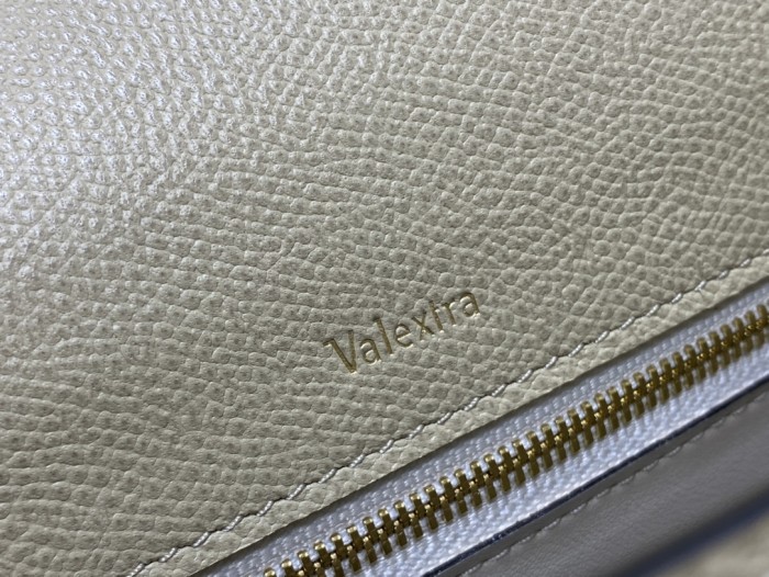 Handbag VALEXTRA size 𝟐𝟔*𝟐𝟎*𝟏𝟐 𝐂𝐦