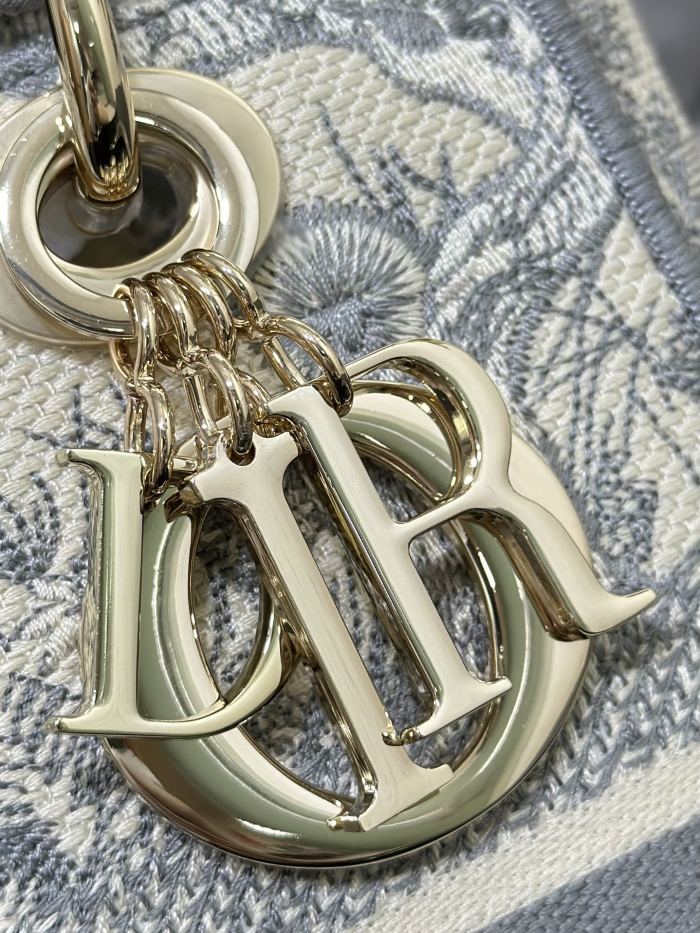 Handbag Dior M0565 size 24 x 20 x 11 cm