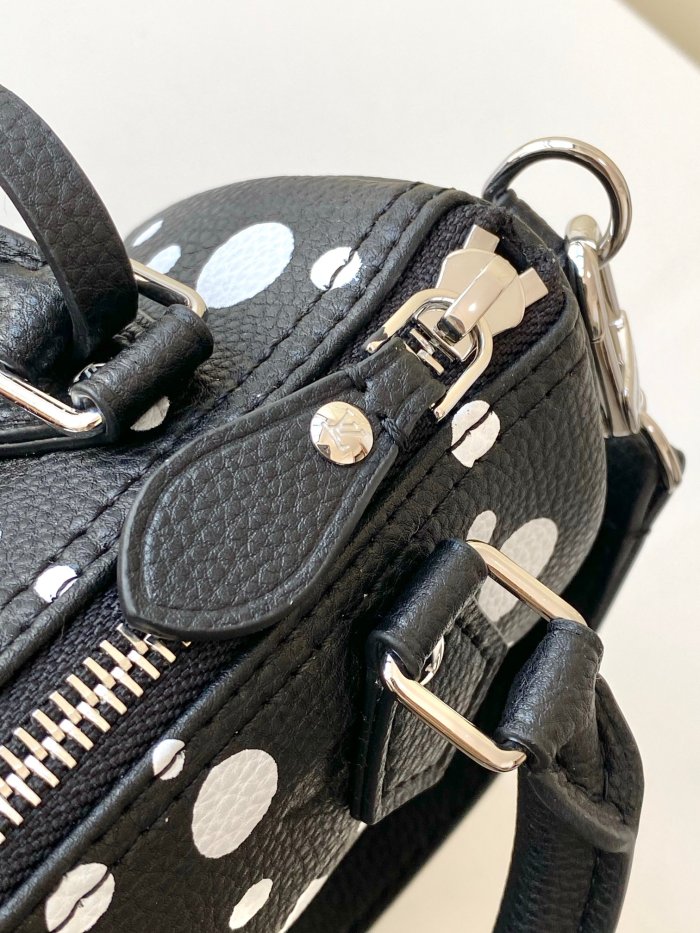 Handbag Louis Vuitton M81910 size 16X11X9cm