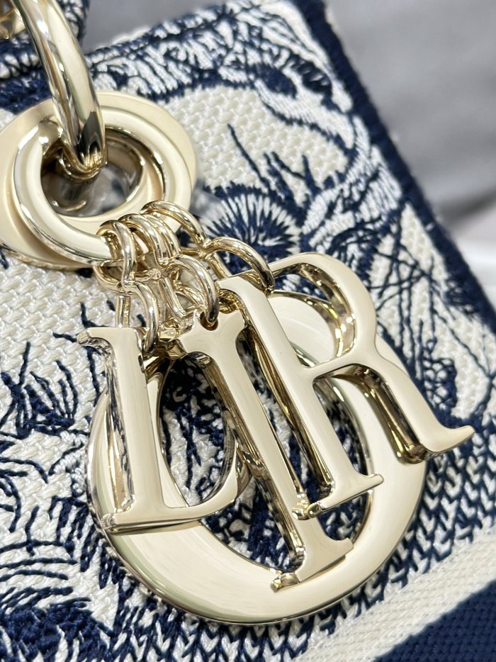 Handbag Dior M0565 size 24 x 20 x 11 cm