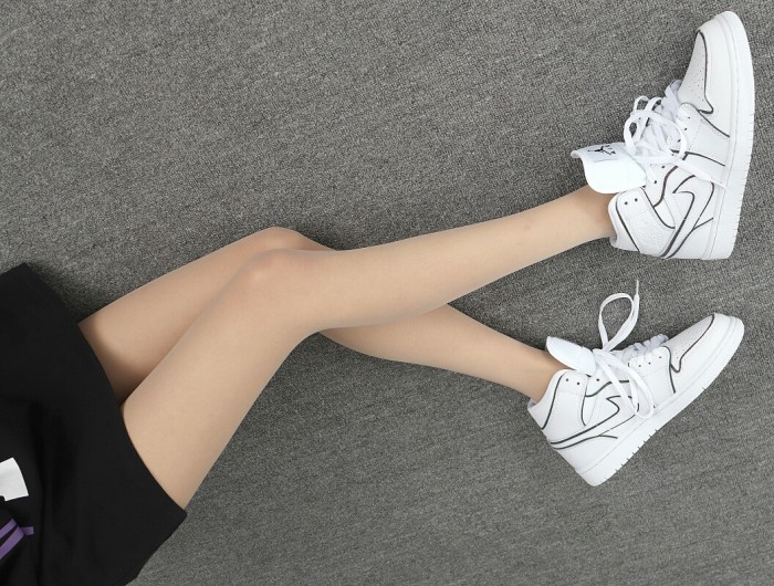 Jordan 1 Mid Iridescent Reflective White (W)