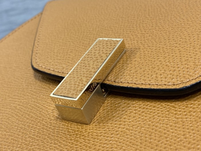 Handbag VALEXTRA size 𝟐𝟔*𝟐𝟎*𝟏𝟐 𝐂𝐦