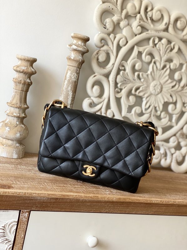 Handbag Chanel 3215 size 18*27*8 cm