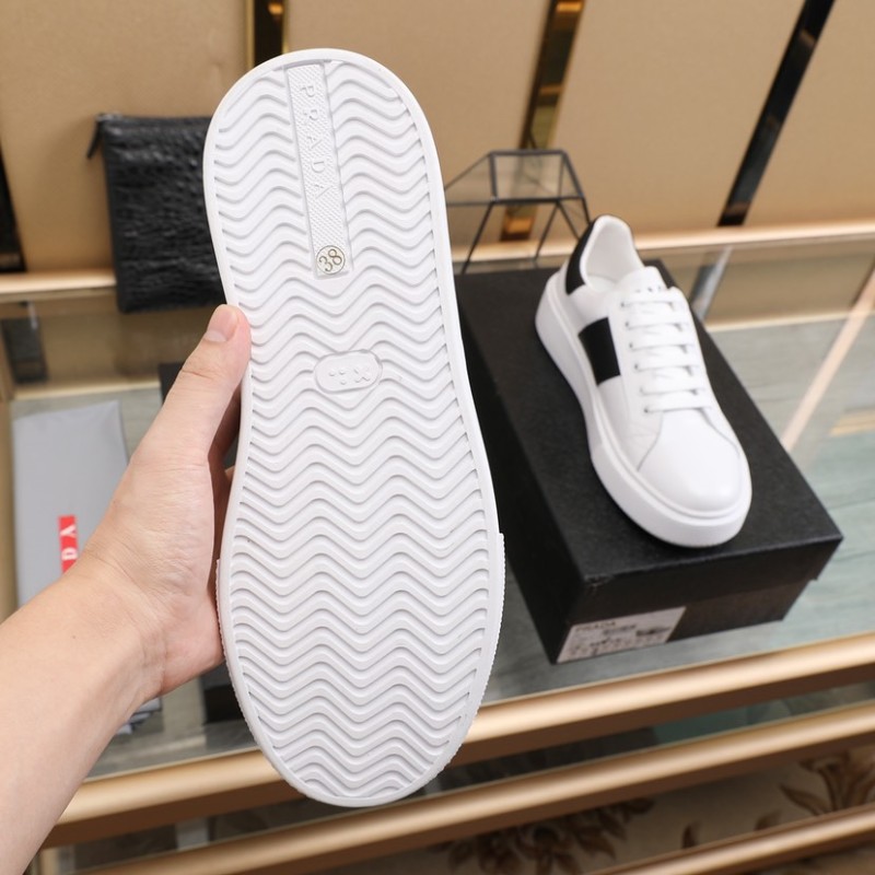 Prada Low Top sneaker 36
