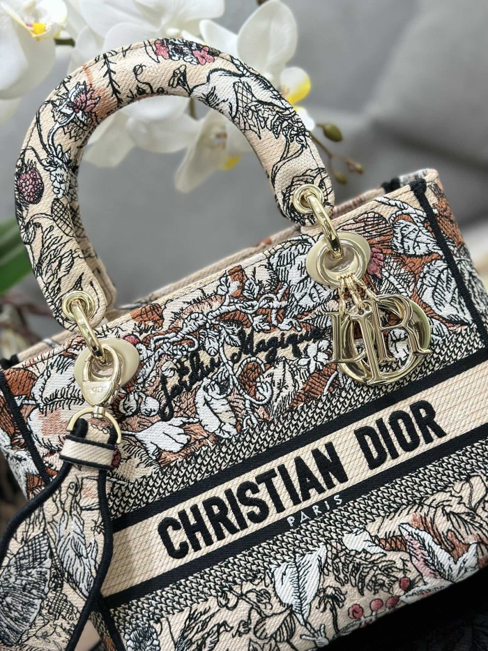 Handbag Dior M0565 size 24 x 20 x 11 cm