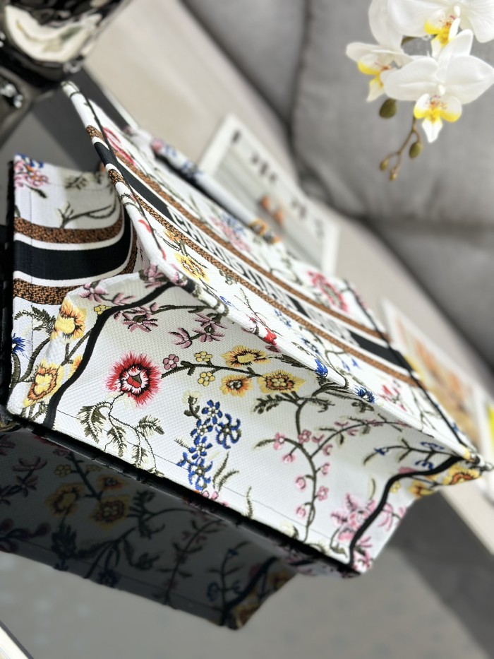 Handbag Dior M1286 size 36 x 27.5 x 16.5 cm