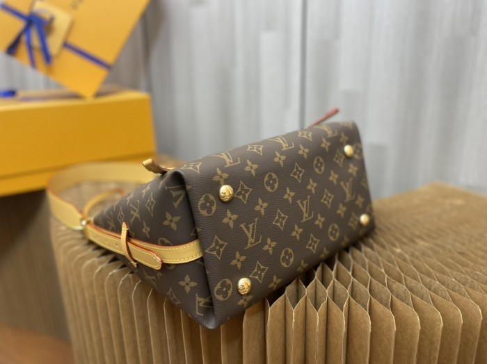 Handbag Louis Vuitton M46203 size 29 x 24 x 12 cm