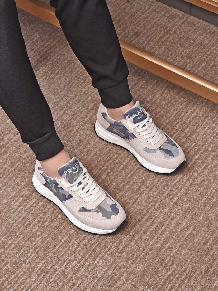 Prada Low Top sneaker 31