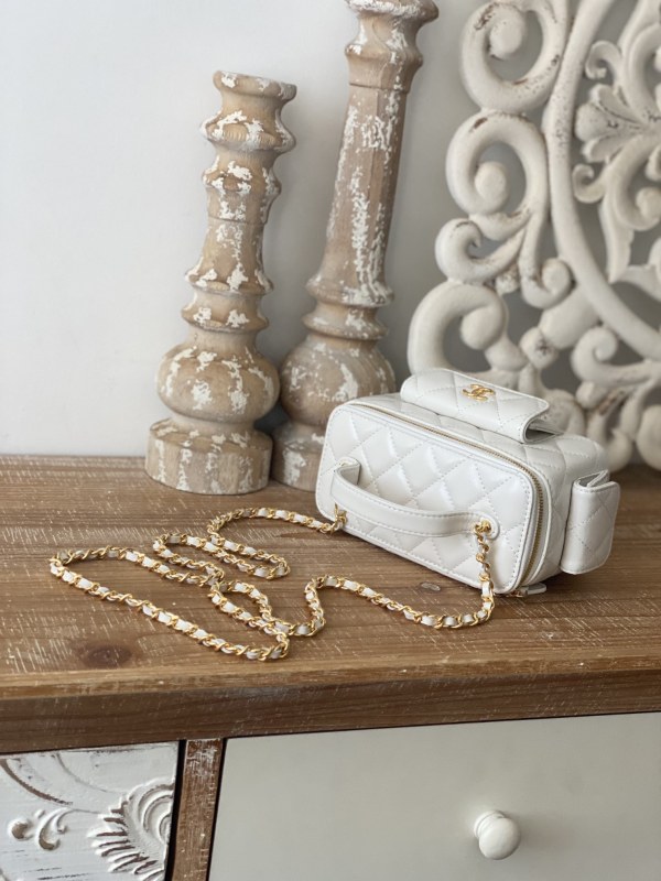 Handbag Chanel 68112 size 10*17*8.5 cm