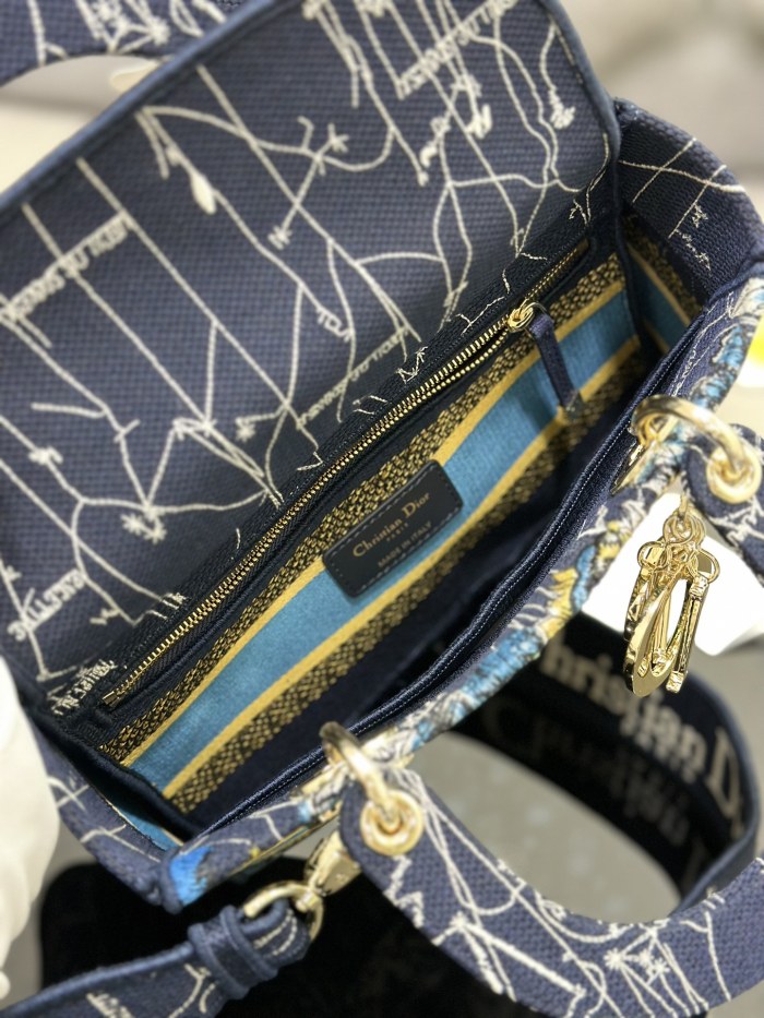 Handbag Dior M0565 size 24*20*11 cm