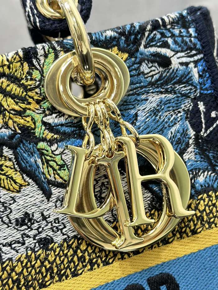 Handbag Dior M0565 size 24*20*11 cm