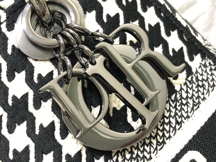 Handbag Dior M0565 size 24 x 20 x 11 cm