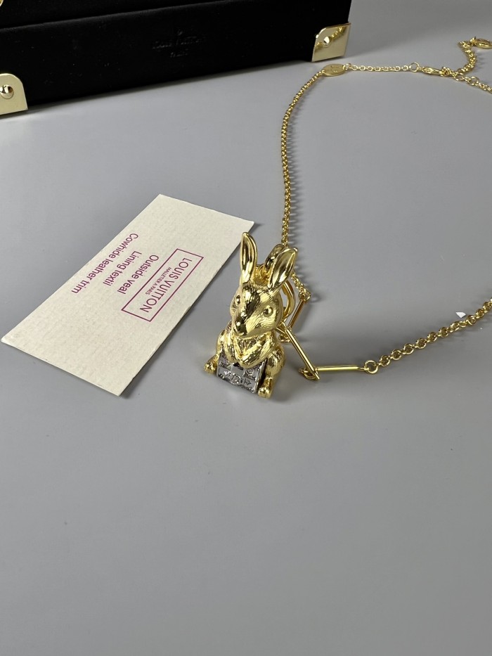 Clothes Louis Vuitton 100