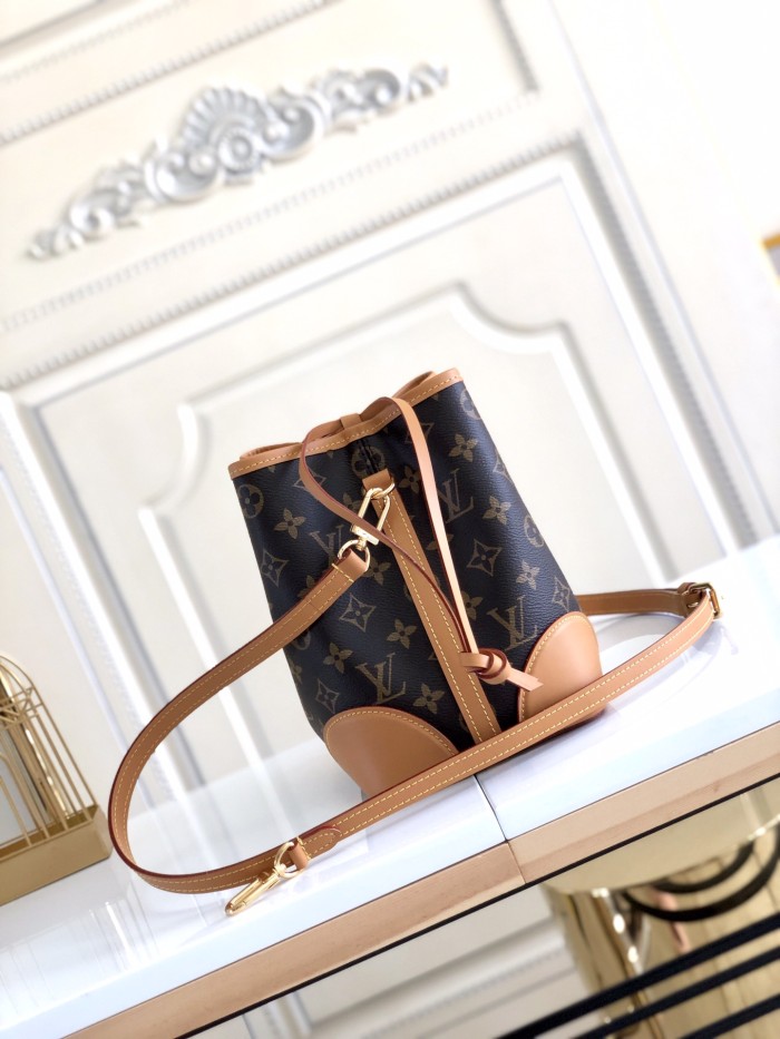 Handbag Louis Vuitton M57099 size 15x15x15