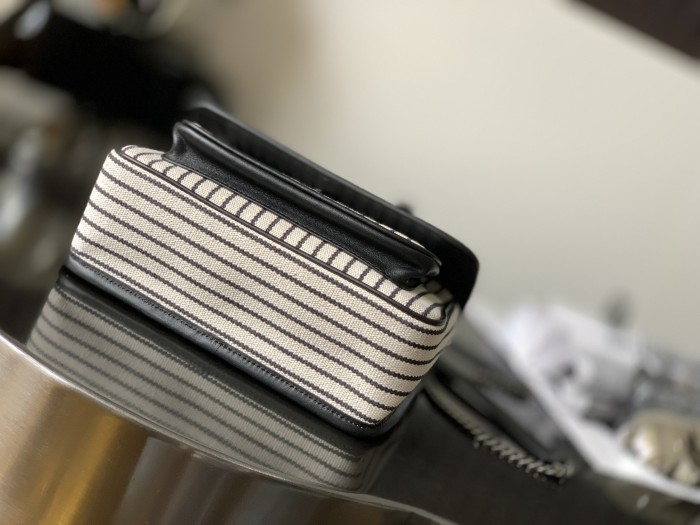 Handbags SAINT LAURENT 633151 size 22×16.5×12 cm