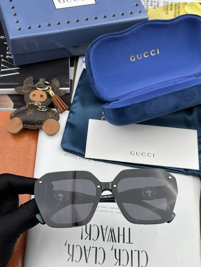 Sunglasses Gucci G7177