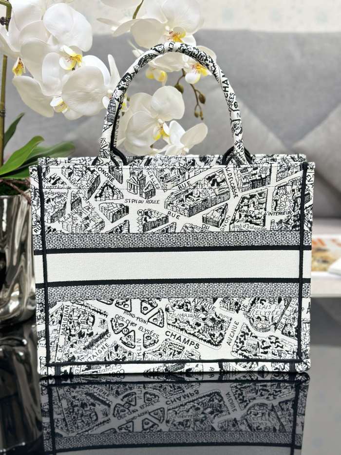 Handbag Dior M1286 size 36 x 27.5 x 16.5 cm