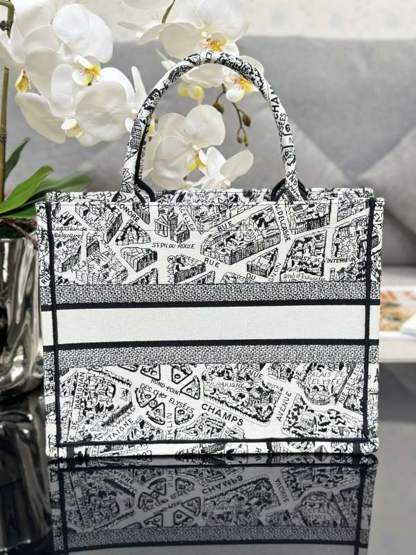 Handbag Dior M1286 size 36 x 27.5 x 16.5 cm