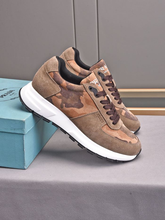 Prada Low Top sneaker 32