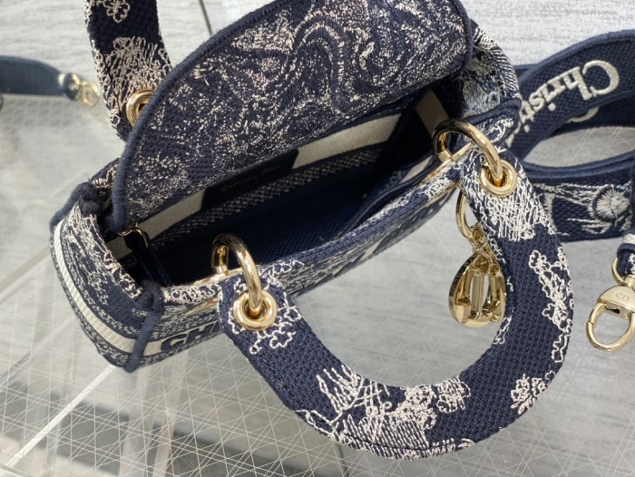 Handbag Dior size 𝟏𝟕 𝐜𝐦