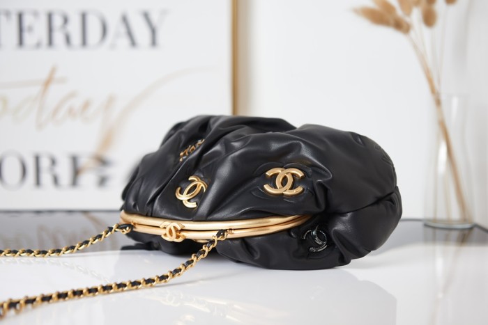 Handbag Chanel AS2137 size 16 27.5 14 cm