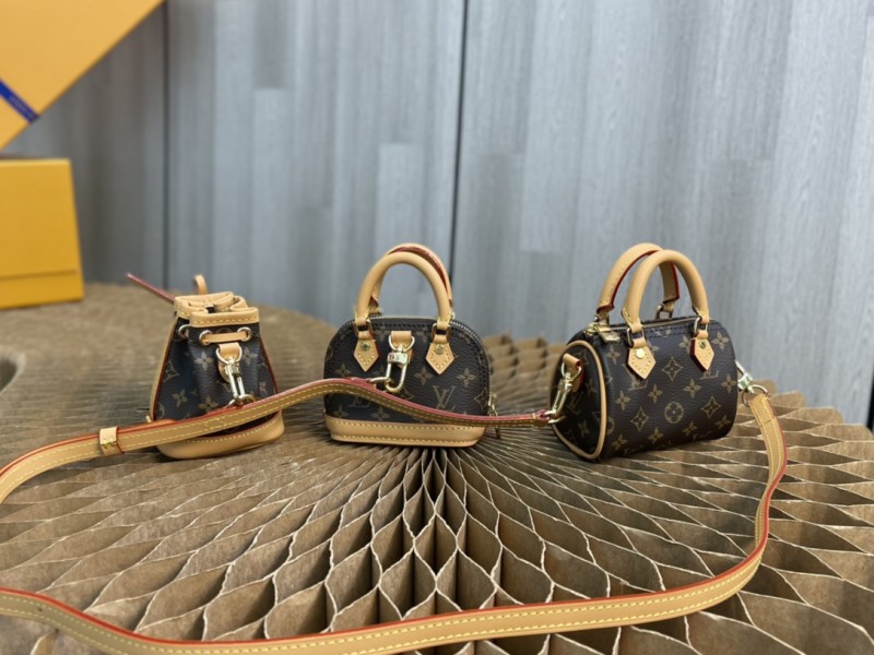 Handbag Louis Vuitton M81081 size 9×10 CM