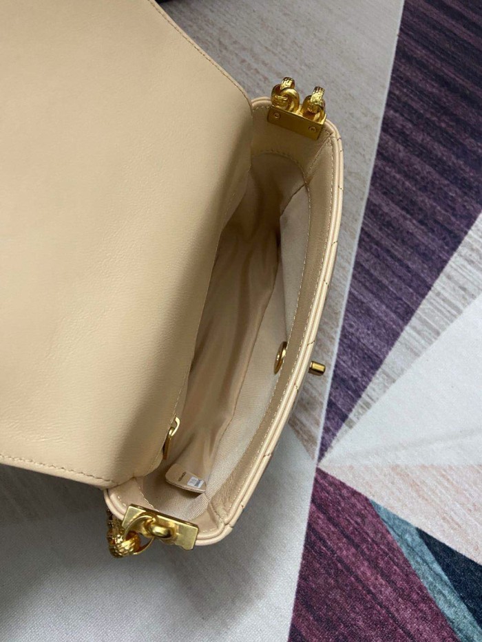 Handbag Chanel AS2189 size 14x17.5x6 cm