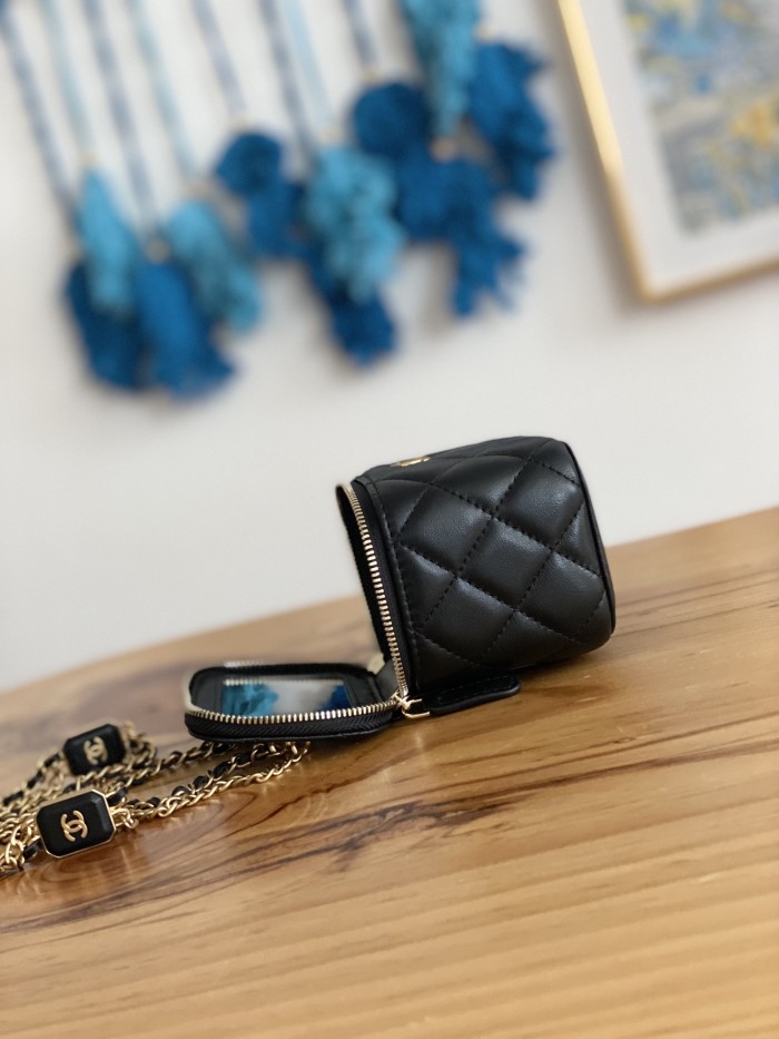 Handbag Chanel 81218 size 11 8.5 7 cm