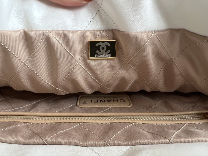 Handbag Chanel size 39cmx42cmx8 cm