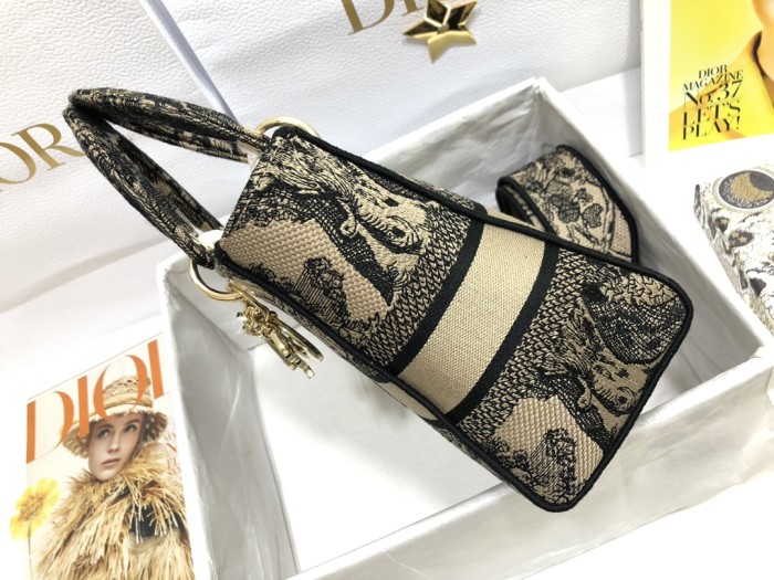 Handbag Dior M0565 size 24 x 20 x 11 cm