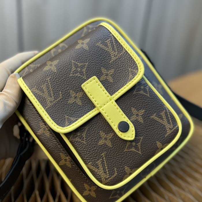 Handbag Louis Vuitton M69404 size 15x17x8 CM