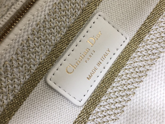Handbag Dior M0565 size 24 x 20 x 11 cm