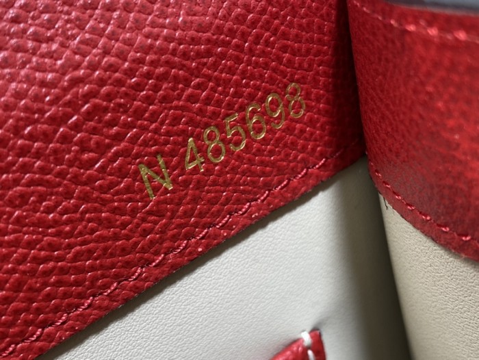 Handbag VALEXTRA size 𝟐𝟐*𝟏𝟔'𝟓*𝟏𝟐 𝐂𝐦