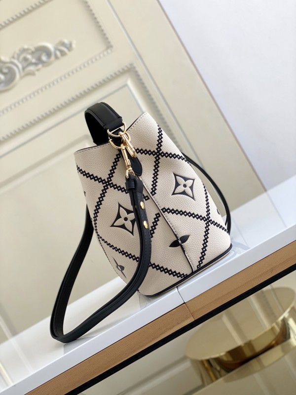 Handbag Louis Vuitton 44022 size 20 x 20 x 13 cm