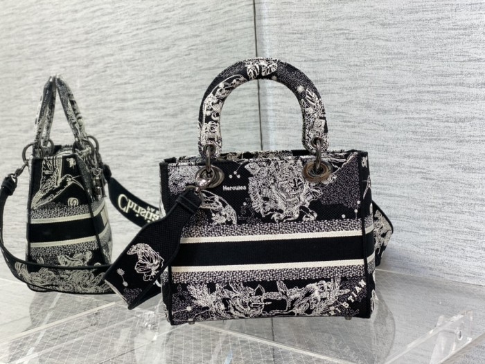 Handbag Dior size 24 cm