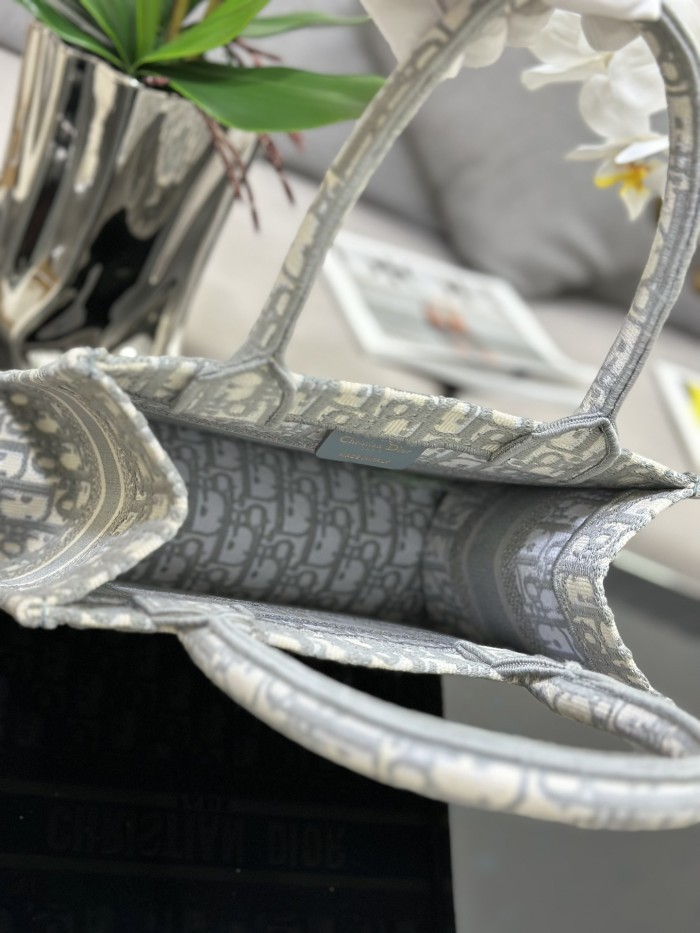 Handbag Dior M1286 size 26.5 x 21 x 14 cm