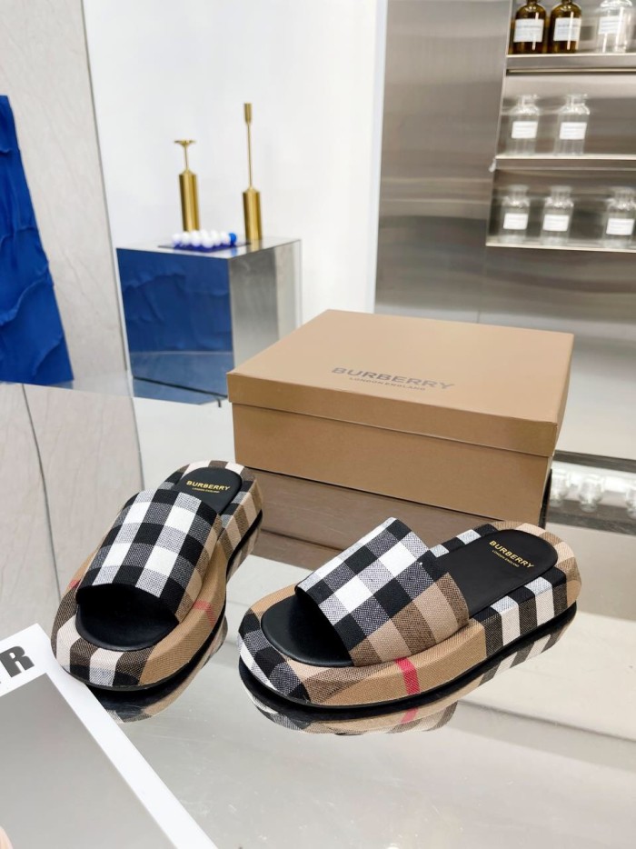 BURBERRY Buckingham Slides WOMEN 1