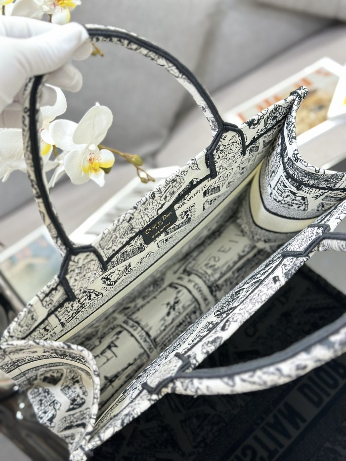 Handbag Dior M1286 size 36 x 27.5 x 16.5 cm