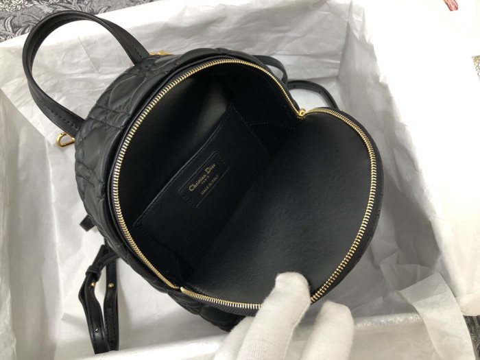 Handbag Dior M9222 size 16 x 21 x 8.5 cm