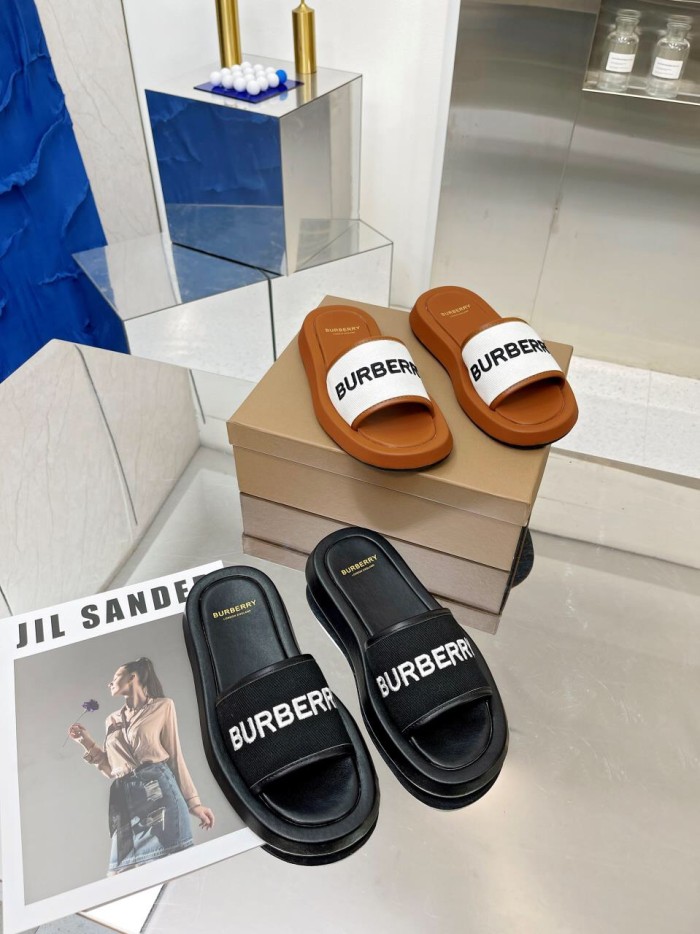 BURBERRY Buckingham Slides WOMEN 1