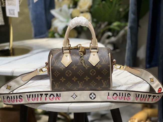 Handbag Louis Vuitton M45957 size 20x 13.5x 11.5 cm