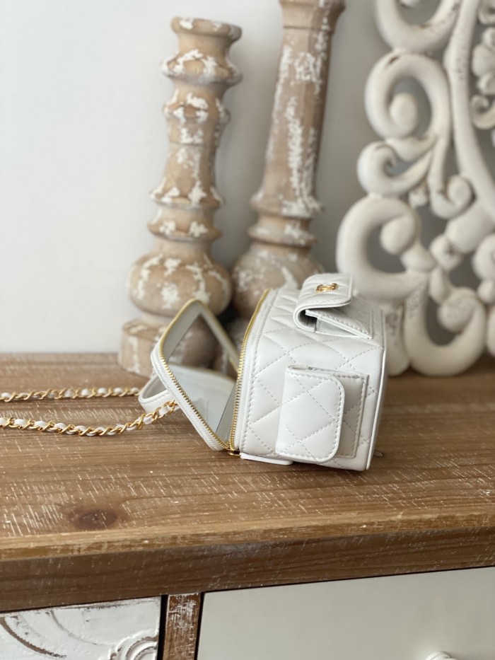 Handbag Chanel 68112 size 10*17*8.5 cm