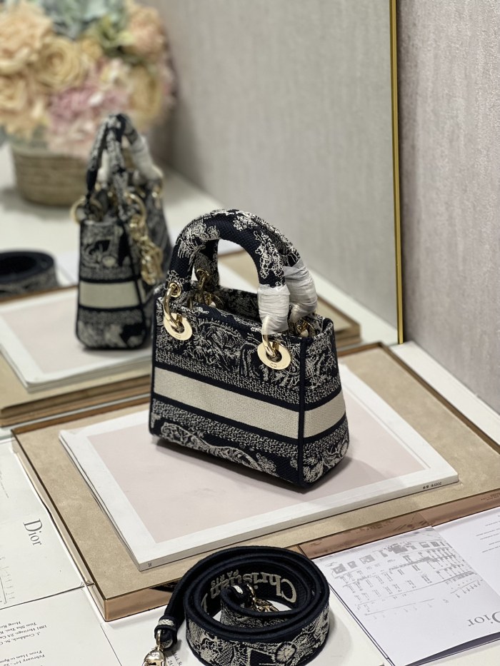 Handbag Dior 9028 size 17×7.5×14 cm