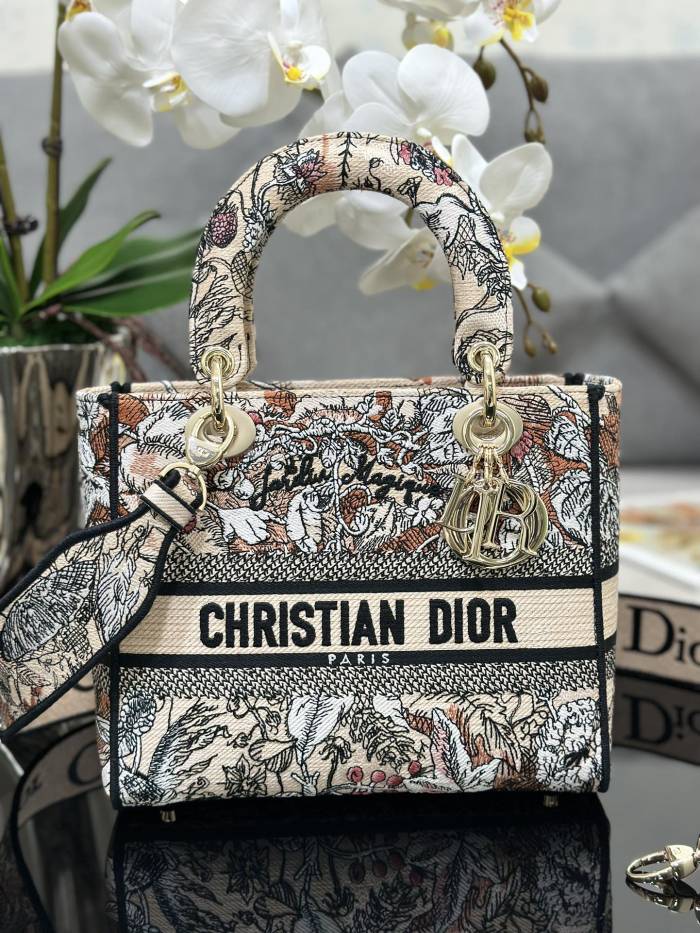 Handbag Dior M0565 size 24 x 20 x 11 cm