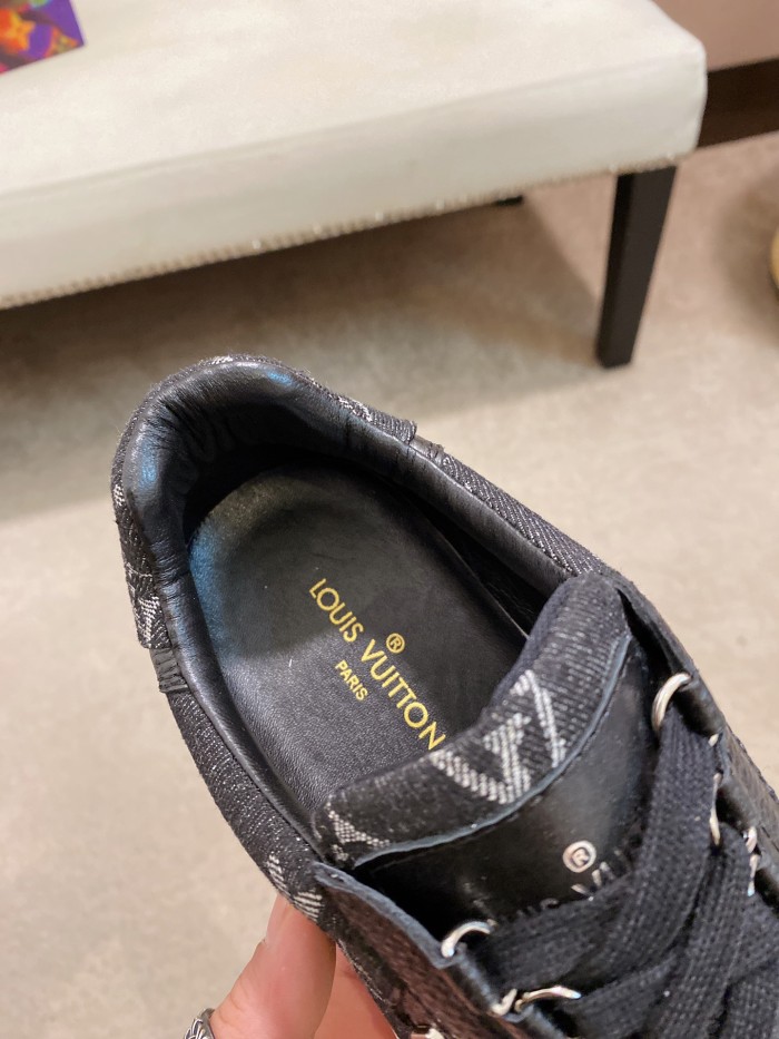 Louis Vuitton Low Top sneaker 109