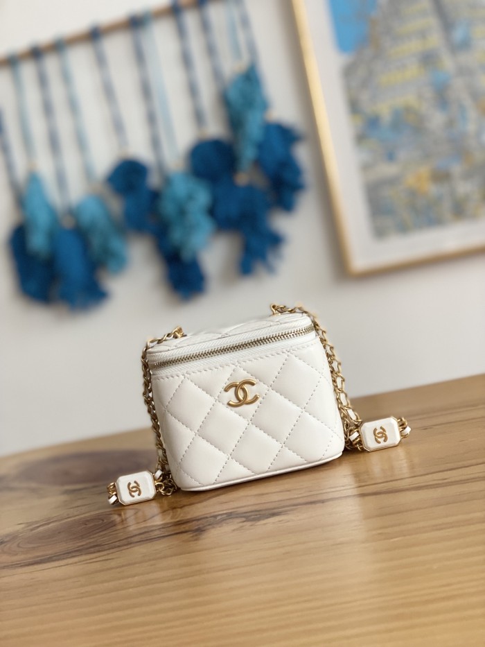 Handbag Chanel 81218 size 11 8.5 7 cm