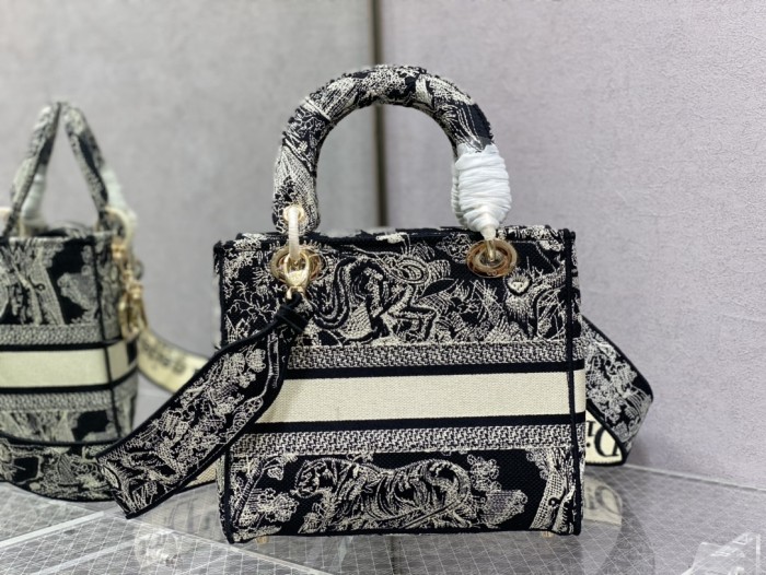 Handbag Dior size 24 cm